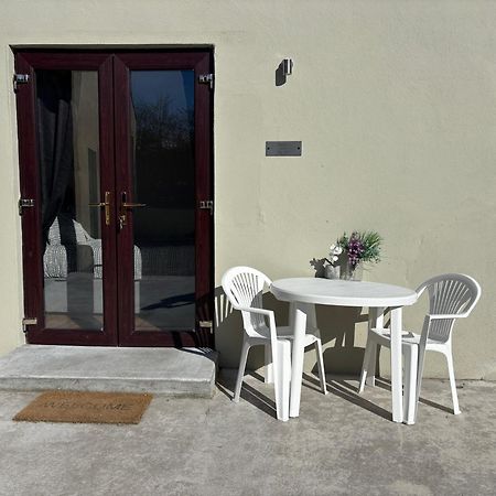 Private Detached Small Bedroom And Bathroom Only- This Is Not An Apartment Butlersbridge Luaran gambar