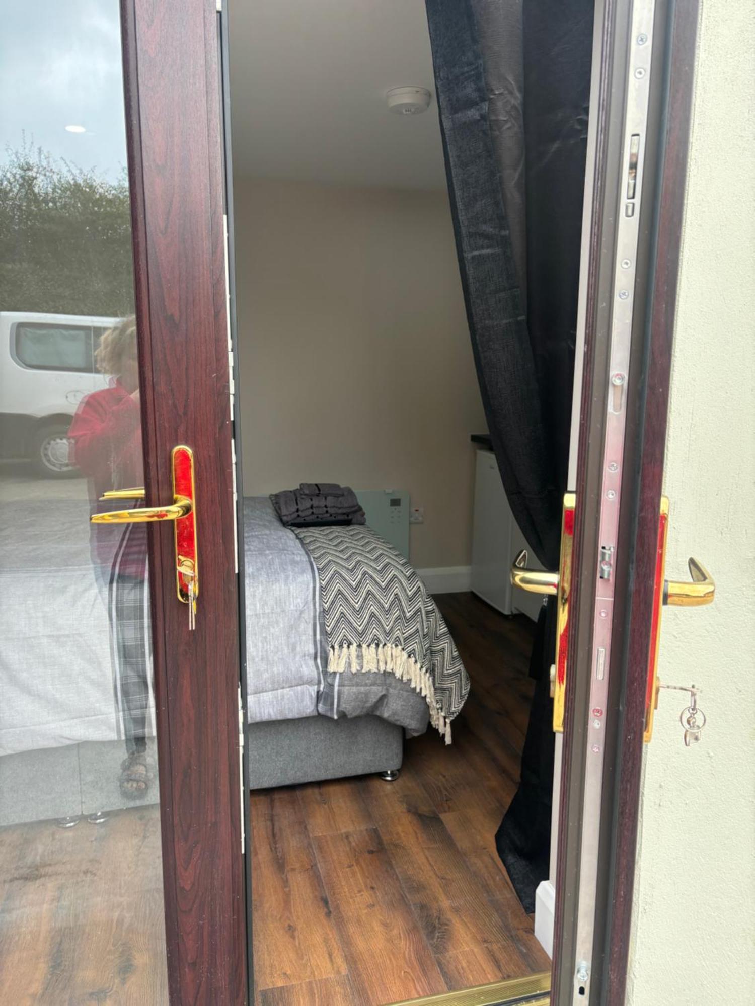 Private Detached Small Bedroom And Bathroom Only- This Is Not An Apartment Butlersbridge Luaran gambar