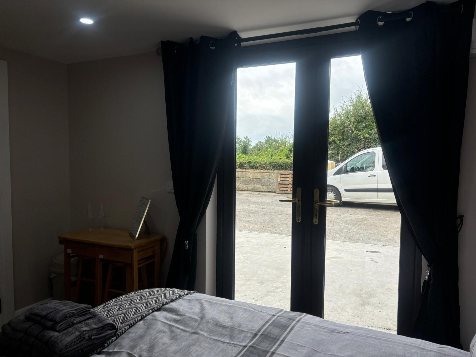 Private Detached Small Bedroom And Bathroom Only- This Is Not An Apartment Butlersbridge Luaran gambar