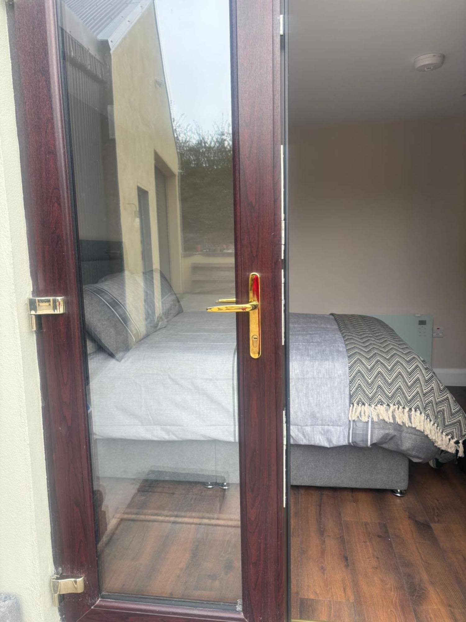 Private Detached Small Bedroom And Bathroom Only- This Is Not An Apartment Butlersbridge Luaran gambar